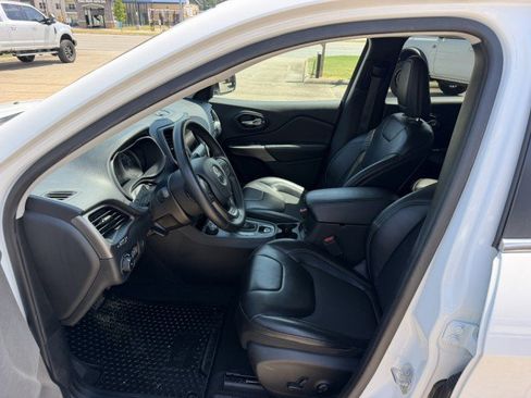 Used 2019 Jeep Cherokee Latitude Plus w/ Comfort/Convenience Group AWD/4WD image 8