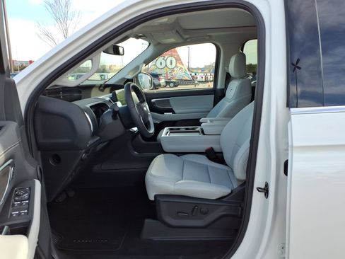 Used 2025 Ford Expedition Platinum w/ Driver's Package image 11