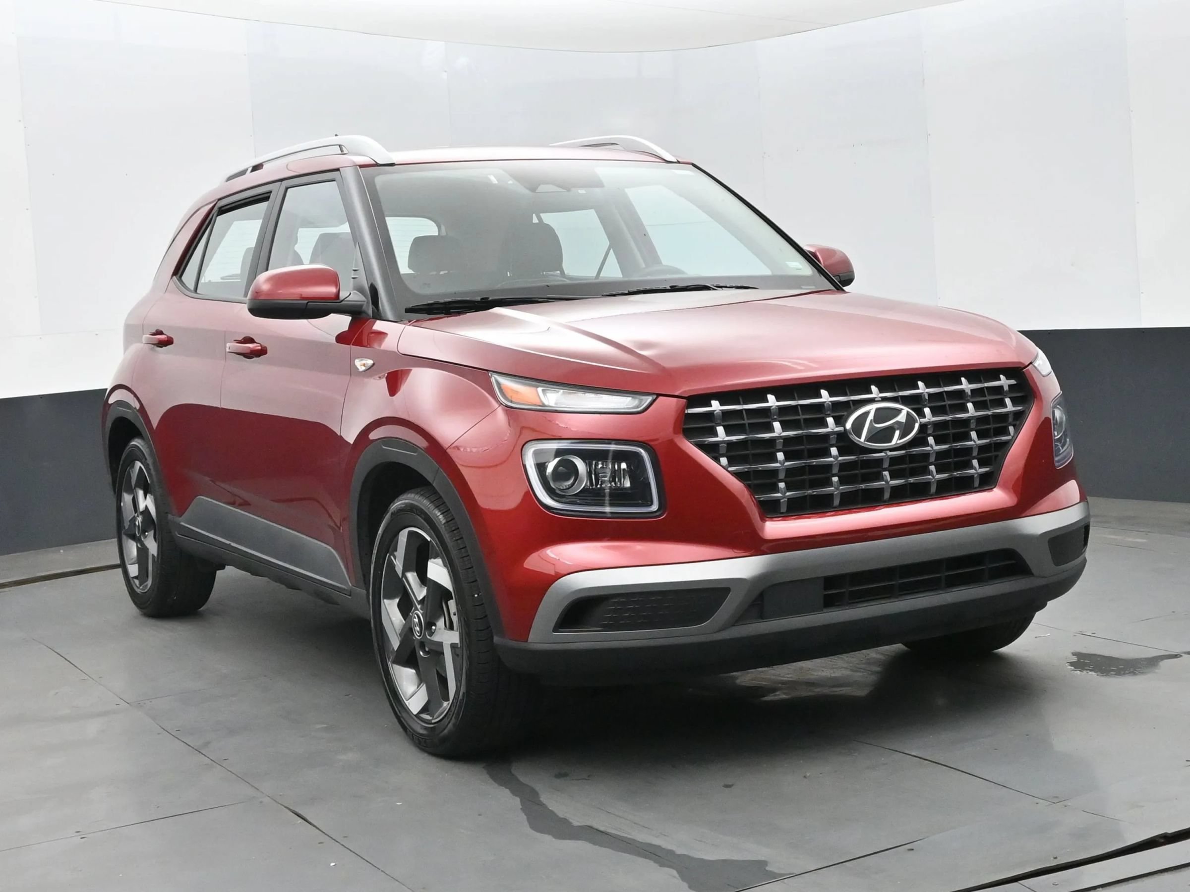 Used 2025 Hyundai Venue Limited FWD image 2