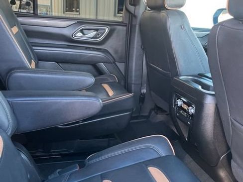 Used 2024 GMC Yukon AT4 w/ Technology Package AWD/4WD image 9
