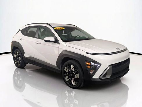 Used 2025 Hyundai Kona SEL FWD image 2