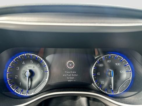 Used 2024 Chrysler Pacifica Touring-L FWD image 13