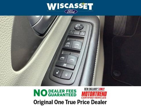 Used 2024 Chrysler Pacifica Touring-L image 24