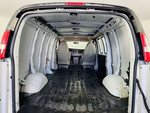 Used 2015 Chevrolet Express 2500 RWD image 17