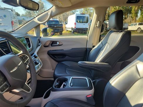 Used 2023 Chrysler Pacifica Touring-L image 14