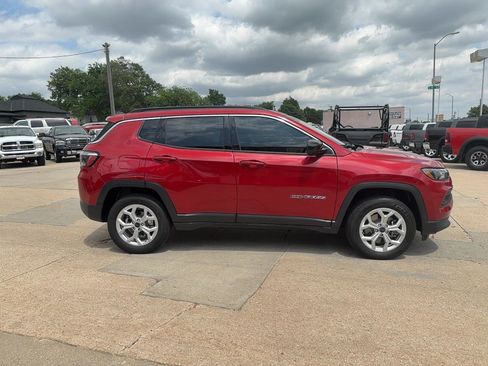 Used 2025 Jeep Compass Latitude AWD/4WD image 5