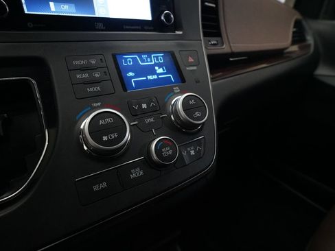 Used 2018 Toyota Sienna Limited Premium w/ Carpet Mat Package AWD/4WD image 23