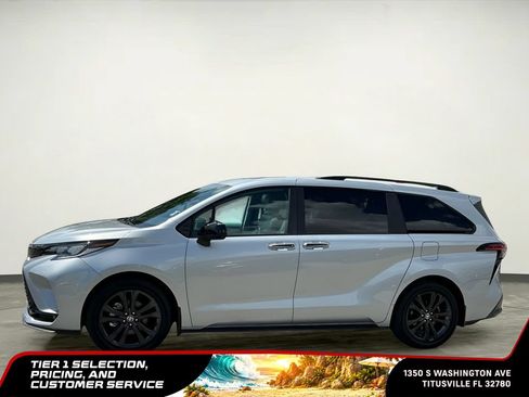 Used 2025 Toyota Sienna XSE w/ XSE Plus Package FWD image 3