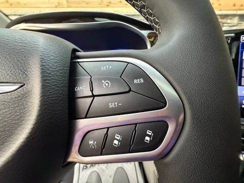 Used 2022 Chrysler Pacifica Limited FWD image 24