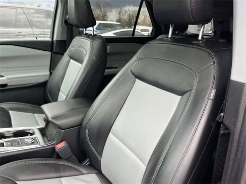 Certified 2022 Ford Explorer XLT w/ Equipment Group 202A image 31
