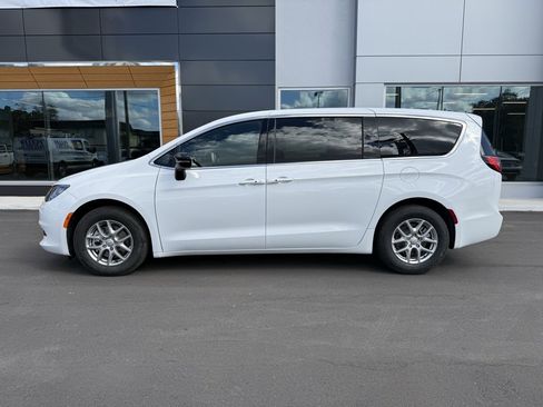 New 2026 Chrysler Voyager LX image 3