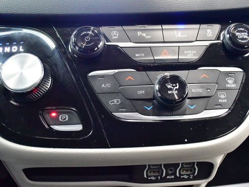 Used 2023 Chrysler Pacifica Touring-L FWD image 27