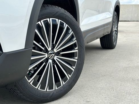 New 2026 Volkswagen Taos SE FWD image 2
