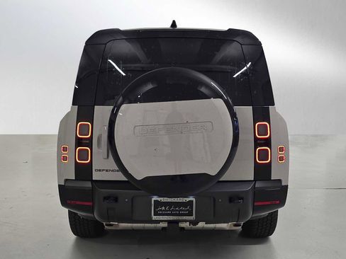 New 2026 Land Rover Defender 130 X-Dynamic SE image 4