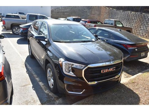 Used 2024 GMC Terrain SLE image 2