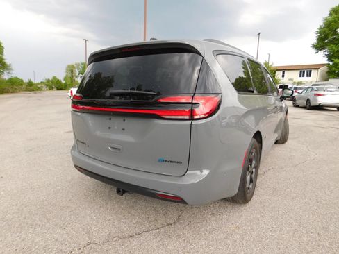 Used 2023 Chrysler Pacifica Touring-L w/ Uconnect Theater Family Group FWD image 5