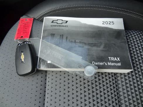 Used 2025 Chevrolet Trax LT FWD image 30