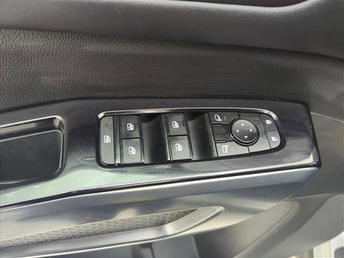 Used 2022 Nissan Pathfinder SL image 11