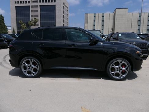 Used 2025 Alfa Romeo Tonale w/ Premium Package AWD/4WD image 2