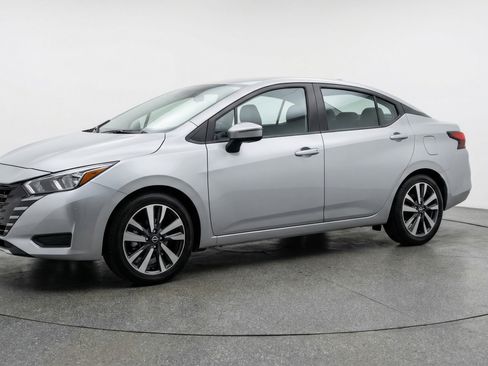 Used 2025 Nissan Versa SV image 3