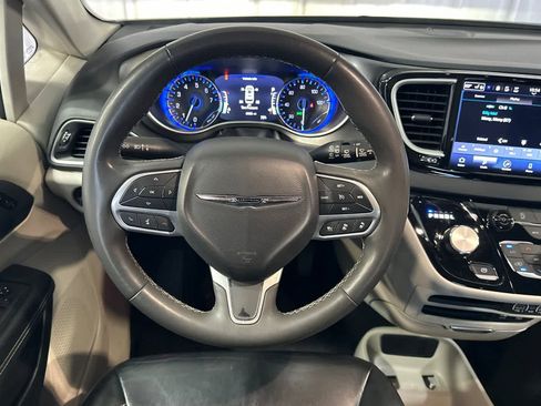 Used 2022 Chrysler Pacifica Touring-L image 16