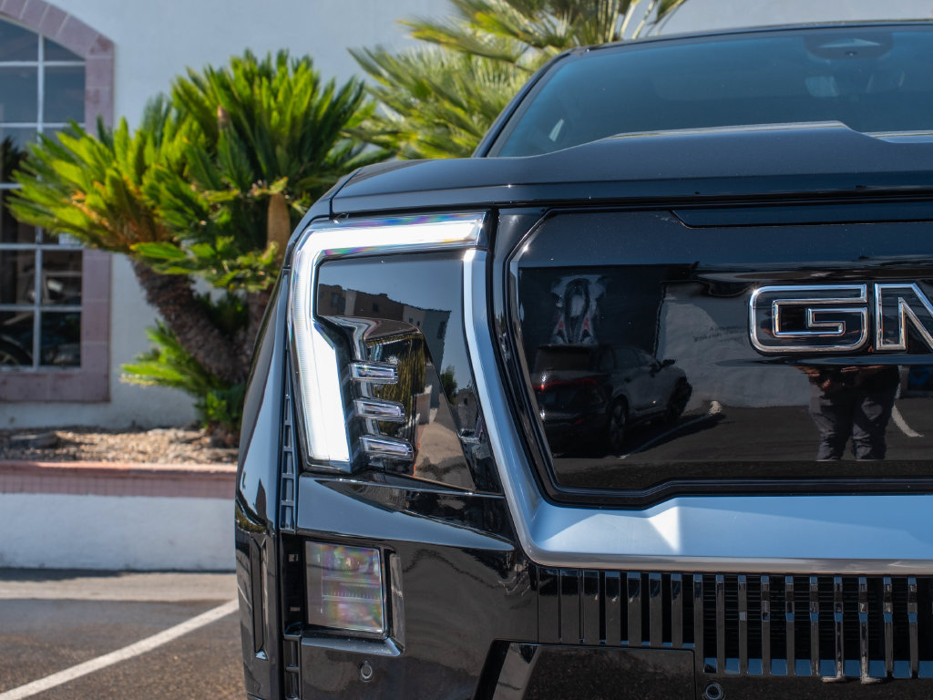 Used 2025 GMC Sierra EV Denali AWD/4WD image 8