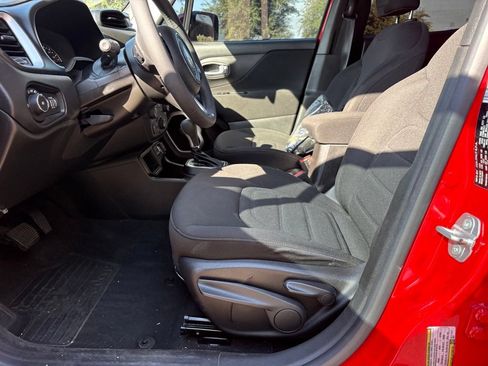 Certified 2021 Jeep Renegade Latitude FWD image 9