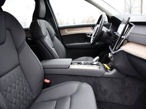 Certified 2025 Volvo XC90 B6 Plus image 28