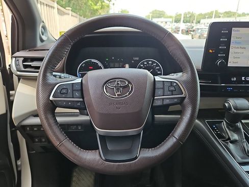 Used 2021 Toyota Sienna Platinum AWD/4WD image 22
