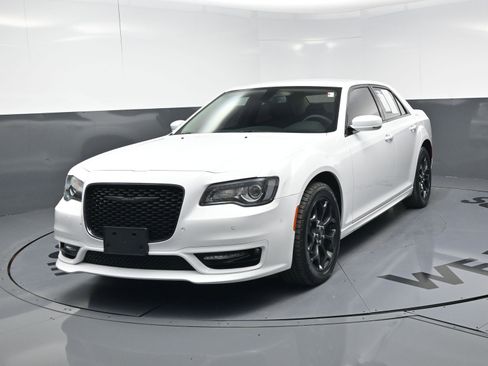 Used 2023 Chrysler 300 Touring L w/ Comfort Group image 11