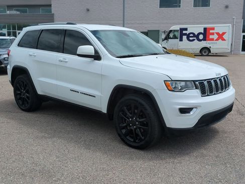 Used 2018 Jeep Grand Cherokee Laredo AWD/4WD image 2