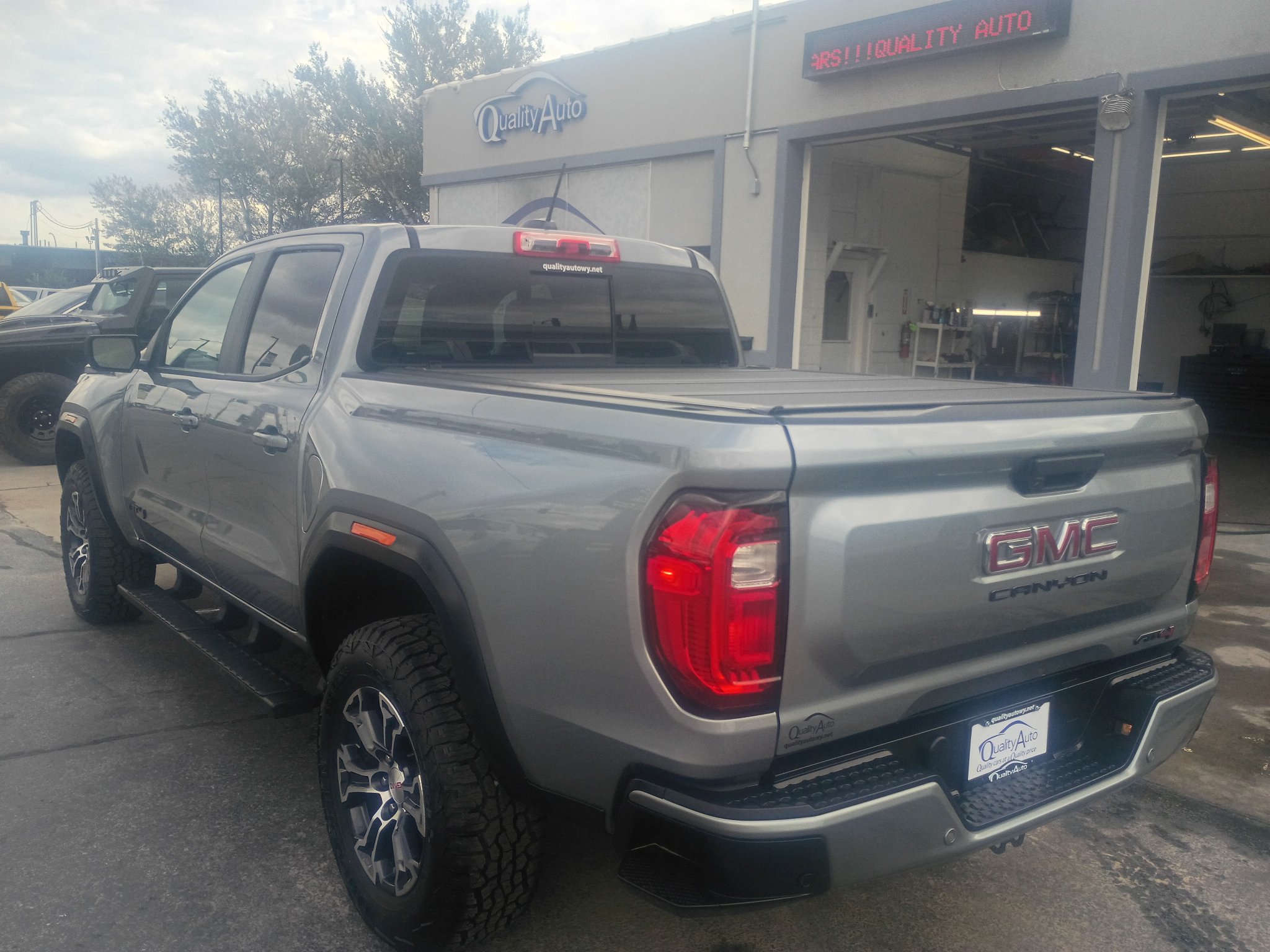 Used 2023 GMC Canyon AT4 w/ AT4 Premium Package AWD/4WD image 8