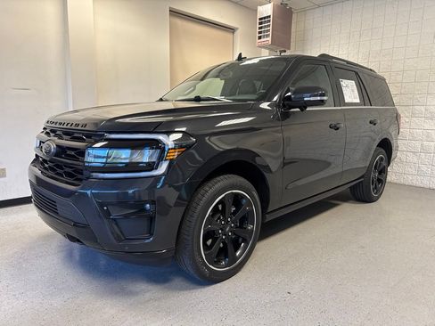 Used 2023 Ford Expedition Limited AWD/4WD image 2