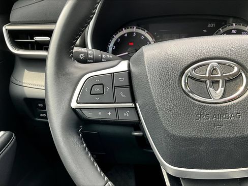 Used 2024 Toyota Highlander XLE AWD/4WD image 13