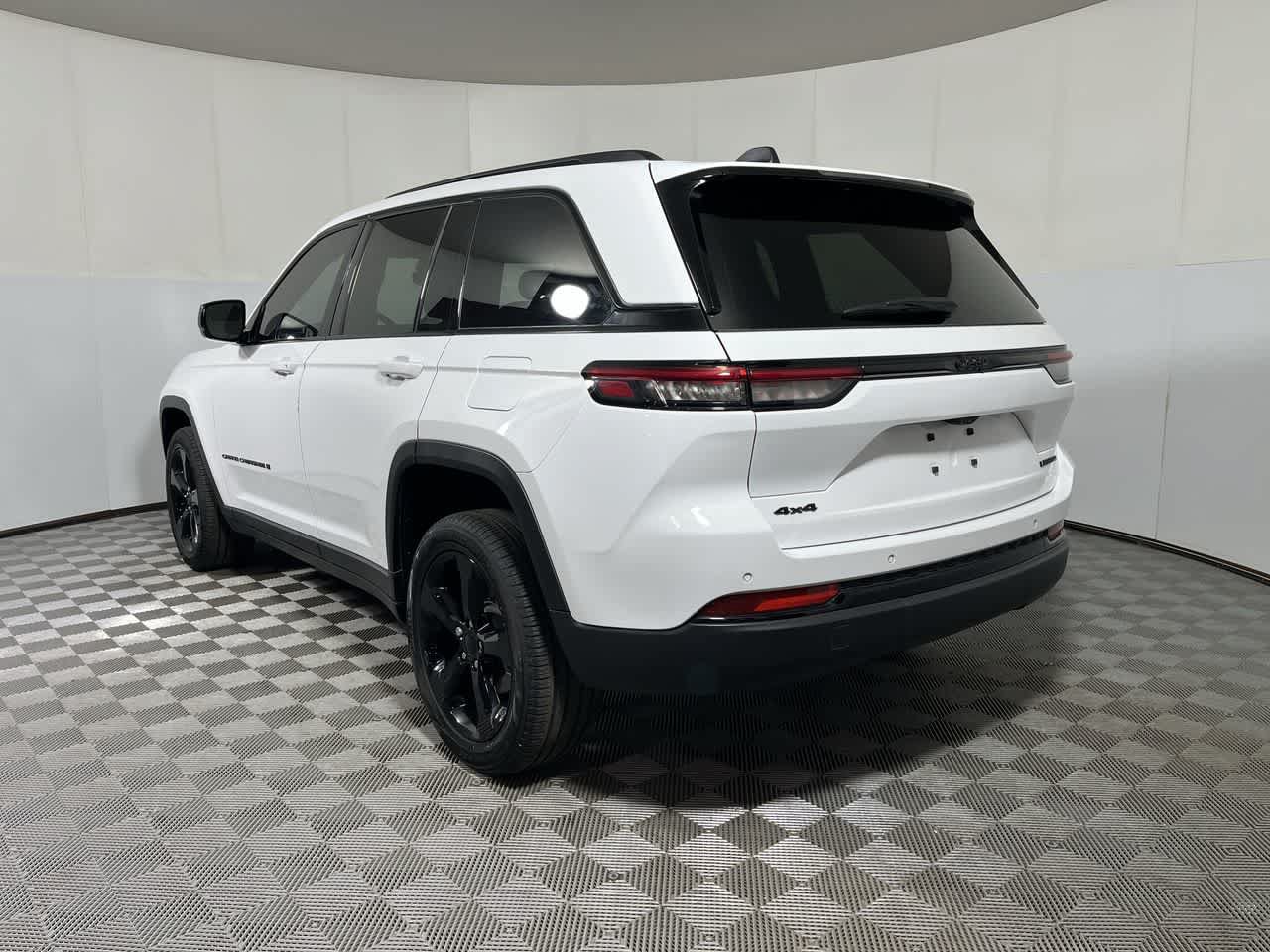 Used 2024 Jeep Grand Cherokee Limited w/ Black Appearance Package AWD/4WD image 6