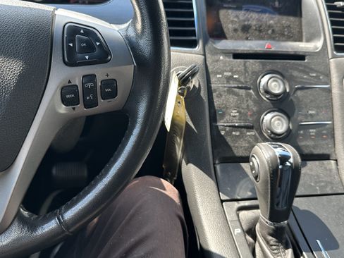 Used 2013 Ford Taurus SEL FWD image 21