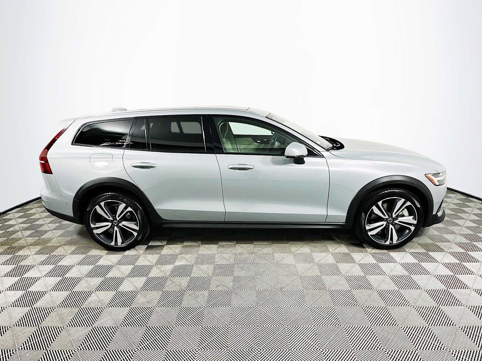 Used 2026 Volvo V60 B5 Cross Country Plus w/ Climate Package AWD/4WD image 8