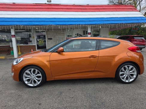 Used 2013 Hyundai Veloster w/ Style Pkg image 3