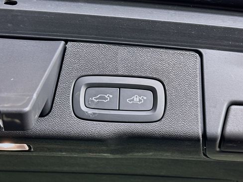 Used 2025 Volvo XC60 B5 Plus image 30
