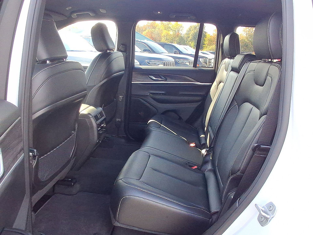 Used 2025 Jeep Grand Cherokee Limited AWD/4WD image 26