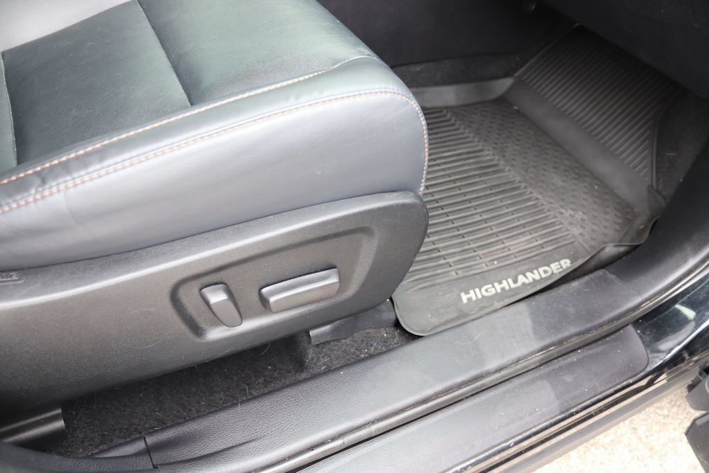 Used 2019 Toyota Highlander XLE AWD/4WD image 9