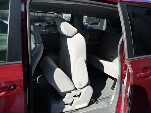 Used 2018 Toyota Sienna LE image 38