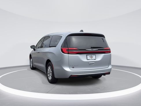 Used 2024 Chrysler Pacifica Touring-L FWD image 5
