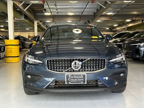Certified 2025 Volvo V60 B5 Cross Country Plus AWD/4WD image 5