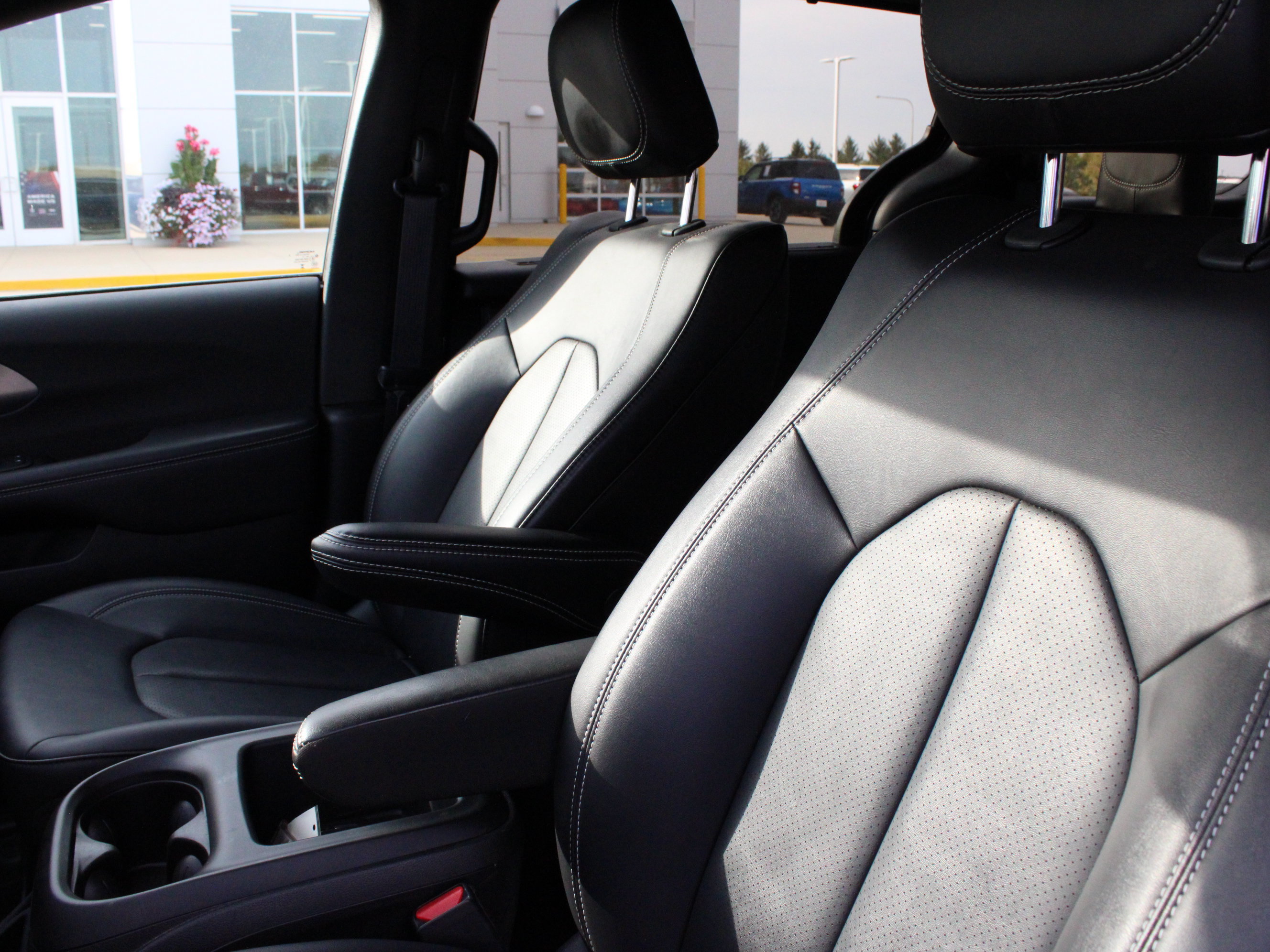 Used 2025 Chrysler Pacifica Select FWD image 14
