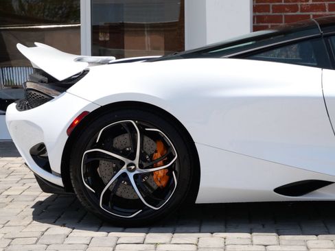 Used 2024 McLaren 750S RWD image 19
