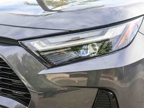 Used 2022 Toyota RAV4 SE image 13