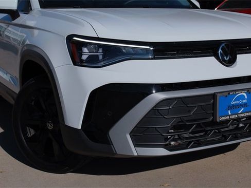 Certified 2025 Volkswagen Taos SE image 3