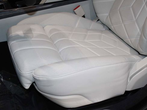 New 2025 BMW i7 M70 w/ Executive Package image 14