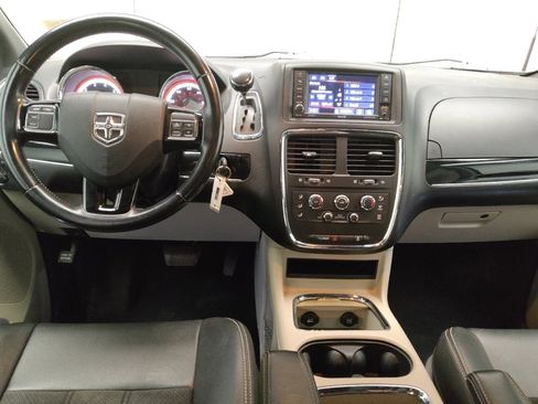 Used 2020 Dodge Grand Caravan SXT image 22